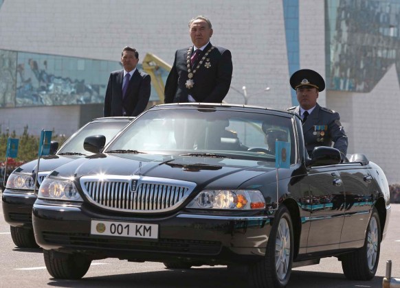 El presidente Nursultan Nazarbayev de Kazajstán (C) participa en un desfile de las fuerzas armadas con motivo del Defensor de la Patria el día en Astana / Mukhtar Kholdorbekov / Reuters