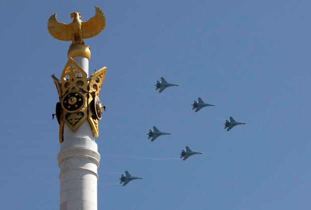 Aviones militares kazajos vuelan en formación durante un desfile de las fuerzas armadas con motivo del Defensor de la Patria el día en Astana / Mukhtar Kholdorbekov / Reuters