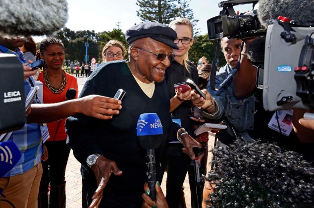 El arzobispo Desmond Tutu habla con la prensa a su llegada a emitir su voto durante la elección de Sudáfrica en Ciudad del Cabo / Marcos Wessels / Reuters