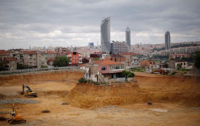 Una casa solitaria se ve en una obra de construcción de un proyecto de transformación urbana en Fikirtepe, un barrio de Estambul, en la parte asiática de la ciudad / Murad Sezer/ Reuters