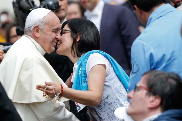 El Papa Francisco es recibido por un fiel durante la audiencia general en la Plaza de San Pedro en el Vaticano / Tony Gentil / Reuters 