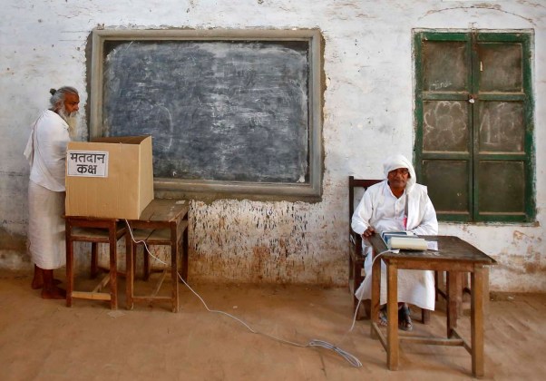  Un "sadhu" (hombre hindú santa) emita su voto en un colegio electoral en Ayodhya, en el estado norteño indio de Uttar Pradesh / Anindito Mukherjee / Reuters