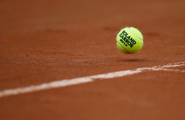 Una bola de Roland Garros rebota en la cancha durante un partido individual femenino entre Timea Bacsinszky de Suiza y Marina Zanevska de Ucrania en el torneo de tenis Abierto de Francia en el estadio Roland Garros en París / Stephane Mahe / Reuters