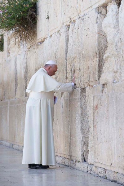 Papa Francisco toca las piedras del Muro de los Lamentos, el sitio de oración más sagrado del judaísmo, en la Ciudad Vieja de Jerusalén / Reuters
