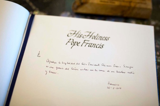 Un mensaje escrito por el Papa Francisco se ve en el libro de visitas en la residencia del presidente Shimon Peres de Israel después de una recepción en Jerusalén / Amir Cohen / Reuters