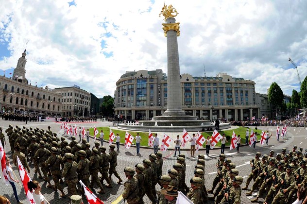 Los soldados marchan después de su ceremonia de juramento en el Día de la Independencia de Georgia en Tbilisi / Irakli Gedenidze / Reuters