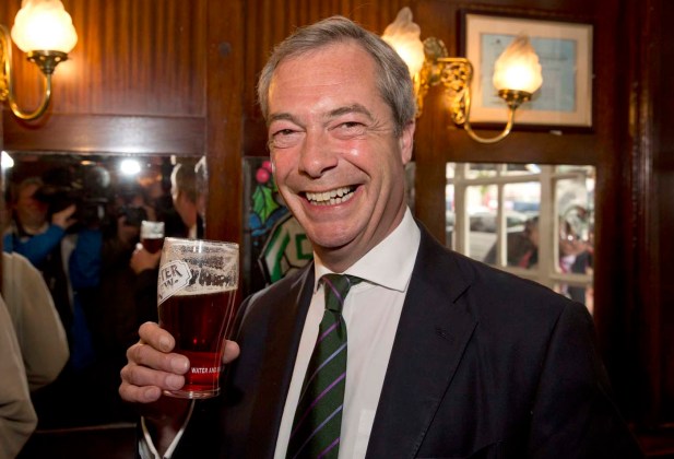 Nigel Farage bebe una pinta de cerveza antes de pronunciar un discurso en Londres / Neil Hall / Reuters