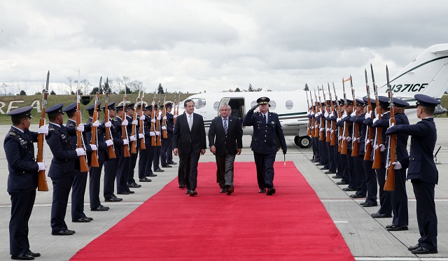 El Presidente de Guatemala arribó a Bogotá a las 12:37 de la tarde y fue recibido por el Viceministro de Asuntos Multilaterales, Carlos Arturo Morales. Foto: OP-Cancillería de Colombia