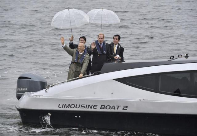 El príncipe Guillermo (2º dcha), duque de Cambridge, posa para la prensa a bordo de un barco, acompañado por el gobernador de Tokio, Yoichi Masuzoe (izq), tras su llegada al aeropuerto Haneda de Tokio (Japón) hoy, jueves 26 de febrero de 2015. El príncipe Guillermo llegó hoy a Japón para iniciar su primera visita a este país, durante la cual se reunirá con los emperadores nipones y viajará a las regiones más castigadas por el terremoto y el tsunami de 2011. EFE/Kazuhiro Nogi / Pool