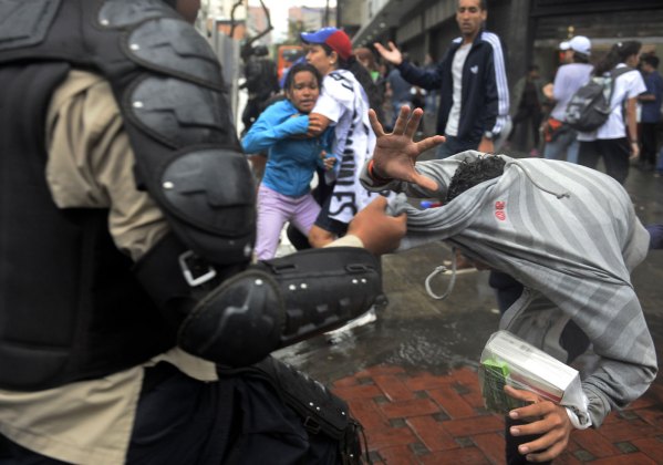  La policía reprime una manifestación de opositores en Caracas. (Foto AFP)