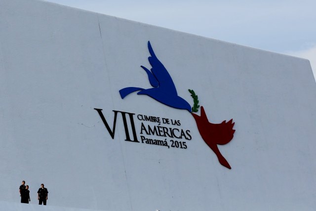 En la imagen, oficiales de policía frente al logo de la Cumbre de las Américas en la ciudad de Panamá,