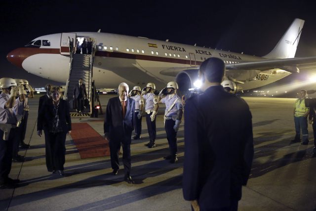 El ministro español de Exteriores, José Manuel García-Margallo (2-i), a su llegada esta noche al aeropuerto de Sao Paulo, segunda parada de su gira por Brasil, con el objetivo de fortalecer las relaciones económicas con el país. EFE/Zipi