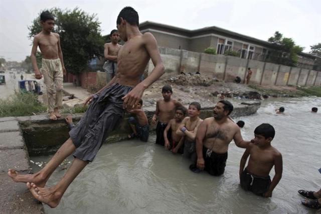  Un joven salta al canal Warsak para refrescarse durante un día caluroso en Peshawar (Pakistán) hoy, lunes 22 de junio de 2015. Al menos 224 personas han muerto desde el sábado por una ola de calor que ha afectado fundamentalmente a la provincia de Sindh, en el sur de Pakistán, donde las temperaturas alcanzan los 45 grados, informaron hoy a Efe fuentes oficiales. La mayor parte de las muertes se produjeron en Karachi, la capital de la provincia y centro económico del país, donde los hospitales registraron un alto número de fallecidos por golpes de calor y deshidratación, principalmente en personas mayores de 60 años. EFE/Arshad Arbab