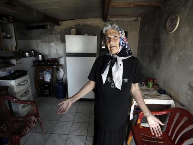  Anna Kousoula, pensionista griega de 60 años, se queja porque no puede retirar su pensión del banco debido al corralito, en la cocina de su casa en Perama, cerca de Atenas (Grecia) hoy, 15 de julio de 2015. La Comisión Europea (CE) presentó hoy su plan de inversiones de 35.000 millones de euros hasta 2020 para ayudar a Grecia en su recuperación económica, que ahora debe tener el visto bueno del Consejo y el Parlamento Europeos. EFE/Yannis Kolesidis