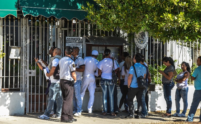 Cubanos hacen colas para viajar fuera de la isla (FOTOS)