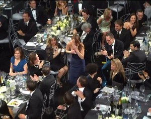 Jennifer Lawrence pierde parte de su vestido al recoger el premio del Sindicato de Actores (Fotos)