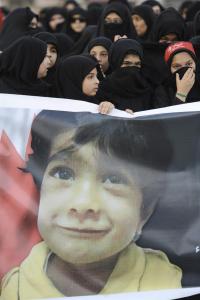 Las imágenes más desgarradoras del entierro de un niño en Bahréin