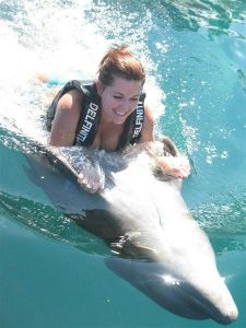 Así nada Alicia Machado con un delfín (Foto)