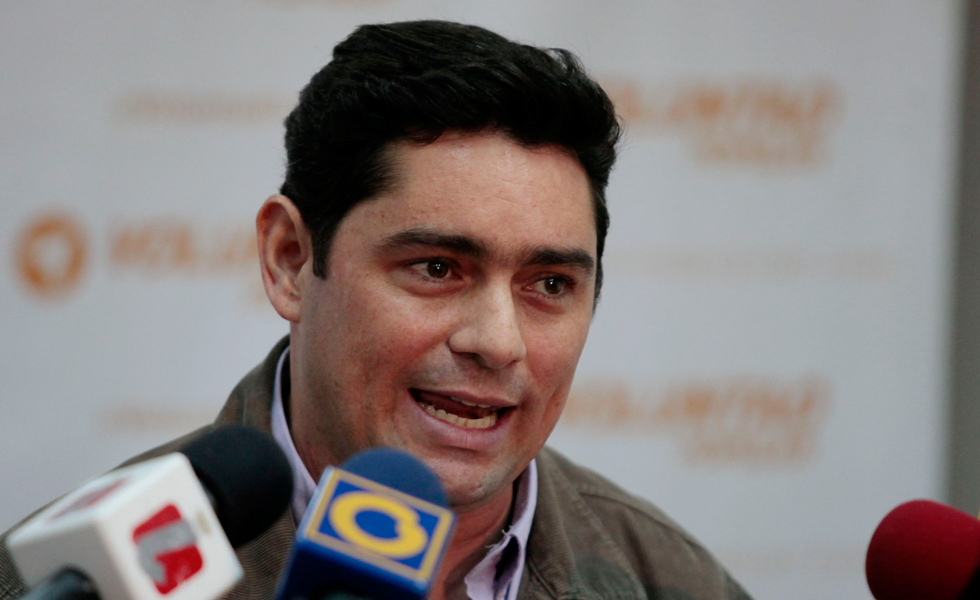 Comando Simón Bolívar consigna peticiones en el CNE y pide reunión con Lucena