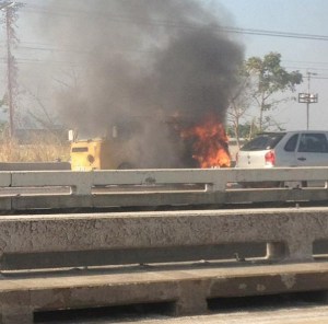 Vehículo se incendió cerca del túnel La Cabrera (Foto)