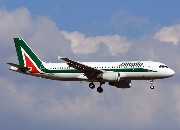 Avión que se sale de la pista en Italia deja hasta el momento 16 heridos