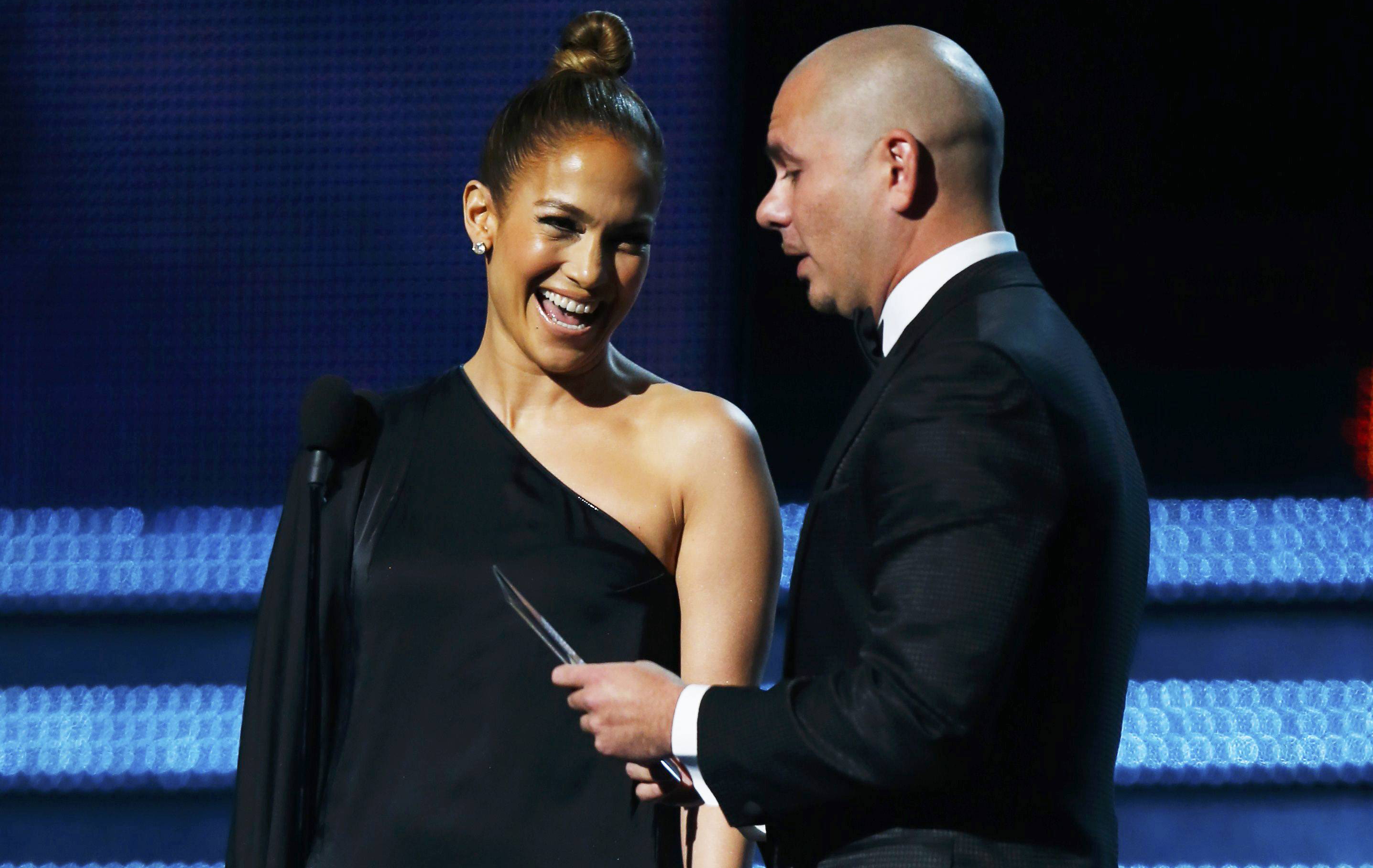Jennifer López y Pitbull se burlan del código de vestuario de los Grammy