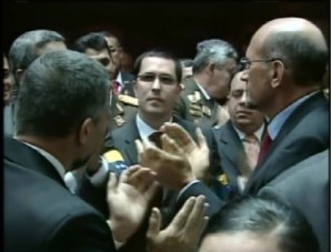 Maduro se re-juramenta, y juramenta a Arreaza, junto a militares frente al cadáver de Chávez
