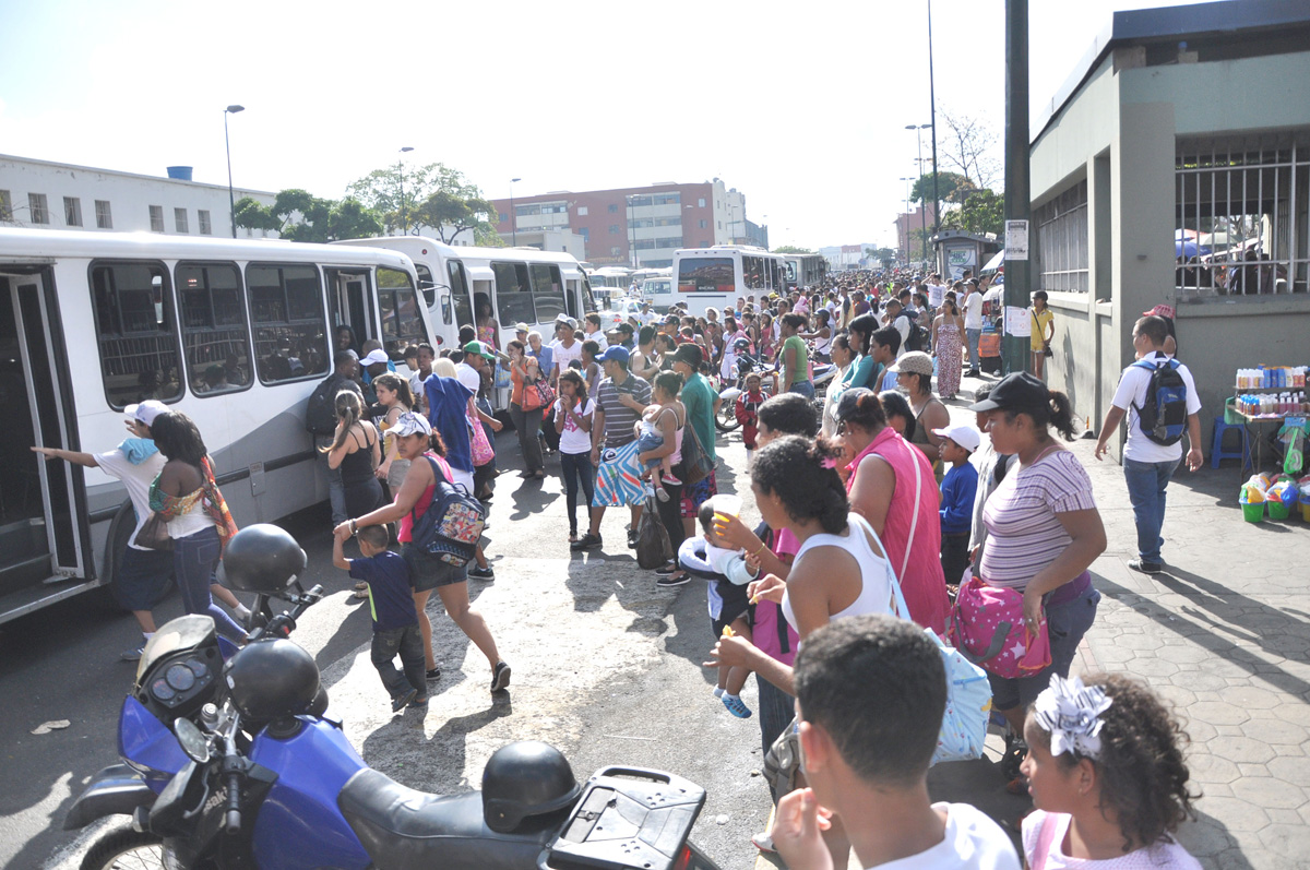 Así estuvieron las colas para ir al Litoral Central (Fotos)