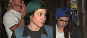 Kristen Stewart se va de farras con “una amiga” (FOTO)