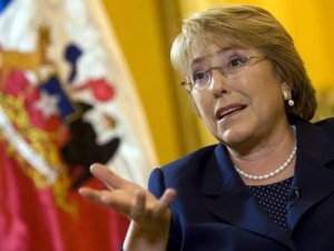 Escupen a Bachelet en la cara