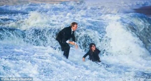 Una ola gigante le arruinó el romántico momento en que le pedía matrimonio