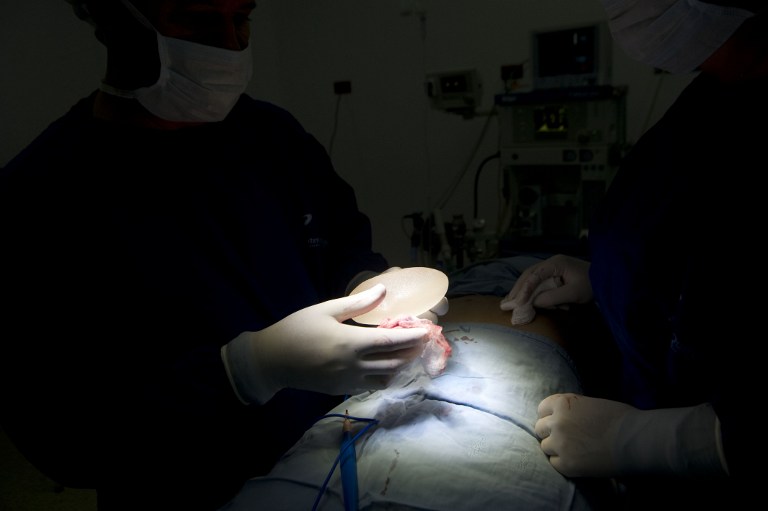Francia abre el juicio por los implantes mamarios defectuosos
