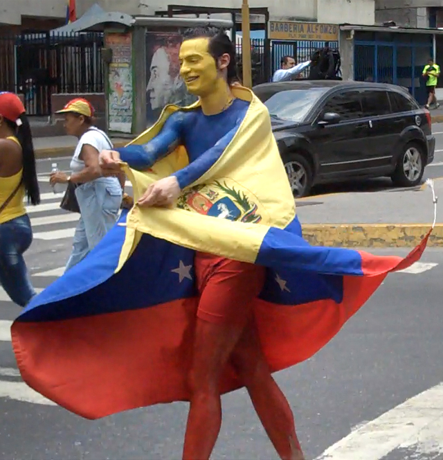 Bandera, bandera que camina, a favor de Capriles por la avenida Bolívar (Fotos)