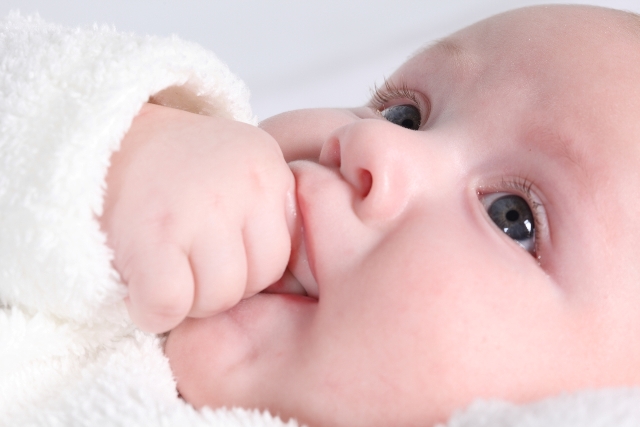 ¿A qué edad un bebé empieza a ser consciente?