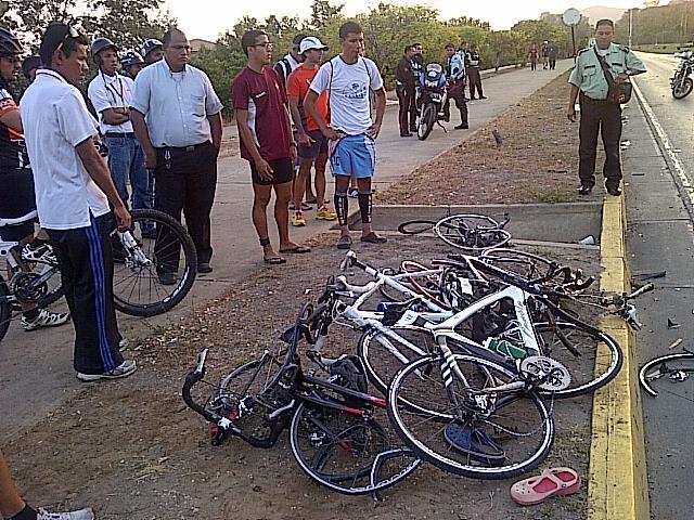 Tres ciclistas fallecieron tras arrollamiento en Lecherías (Fotos y video)