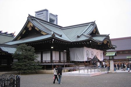 Diputados japoneses visitaron el controversial santuario Yasukuni