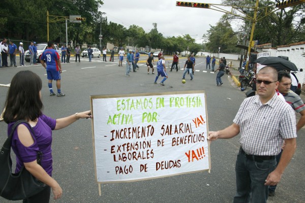 Universitarios jugaron fútbol como protesta