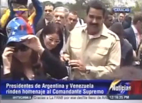 Cristina Kirchner recibe el “morral de la patria” de Chávez (Video)