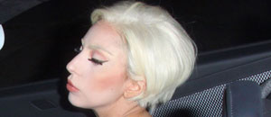 Lady Gaga también siguió la tendencia de Miley Cyrus con su cabello (Foto)