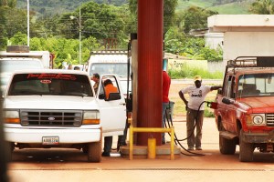 Contrabando de gasolina en Santa Elena ocurre ante la vista del ejército