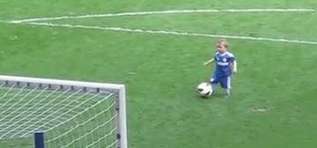 Bebé de tres años puso en pie a un estadio completo (Video)