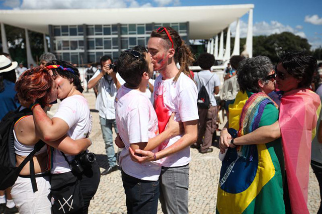 Homosexuales brasileños celebran la decisión que les permite casarse (Fotos)