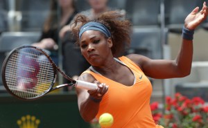 Video: Serena Williams cambia la raqueta por el micrófono