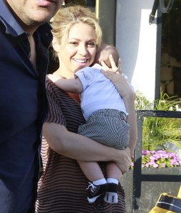 Shakira de paseo con su hijo Milan por Beverly Hills (Fotos)