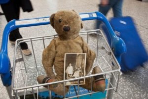 En el aeropuerto buscan a propietario de oso de peluche casi centenario (Fotos)