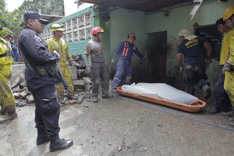 Dos salvadoreños mueren en derrumbe causado por lluvias