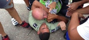 Capturan el momento en que un oficial agrede a un ciclista (Foto + video)