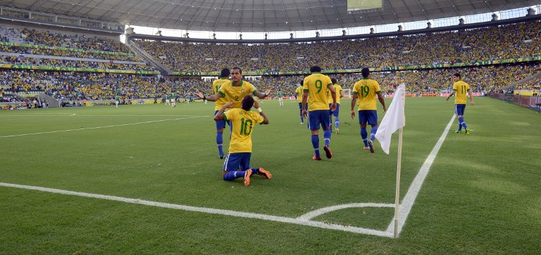 Brasil le muestra la puerta de salida a México al derrotarle 2-0
