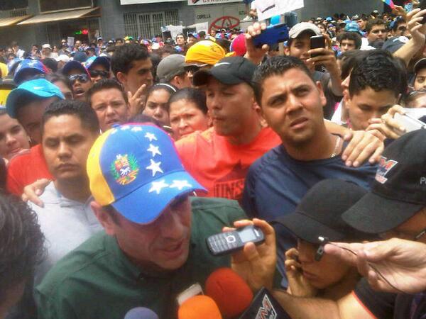 Capriles marchó con los universitarios: El futuro se consigue a través de la educación