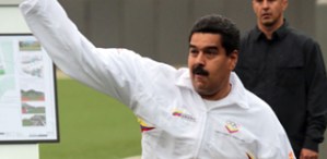 Maduro practica deportes con guayabera y chaleco (Fotos)